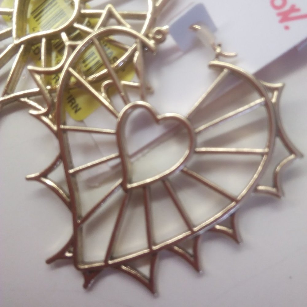 Betsey Johnson New Gold Heart Earrings - Picture 2 of 3